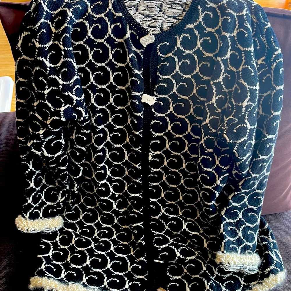 Handmade sweater from Dia in black and white